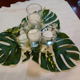 CENTERPIECE-WITH-MONSERA-LEAVES