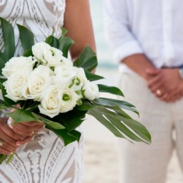 bouquet-with-monsera-leaves